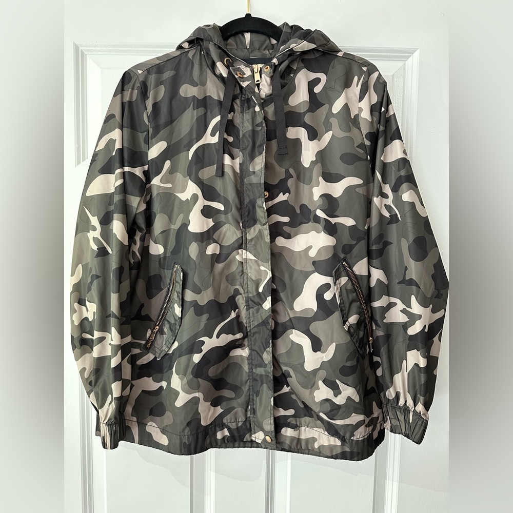 Camo rain jacket. Size XL but fits more like a L.